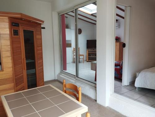 une chambre avec une table et une vue sur une chambre dans l'établissement Bienvenue au pied des Alpilles, à Saint-Étienne-du-Grès