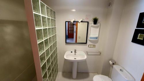 アルコセブレにあるApartamentos Cap y Corpのバスルーム(洗面台、鏡、トイレ付)