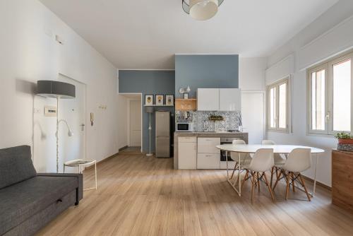 Kuchyňa alebo kuchynka v ubytovaní Sant'Agostino Apartment with Terrace by Wonderful Italy