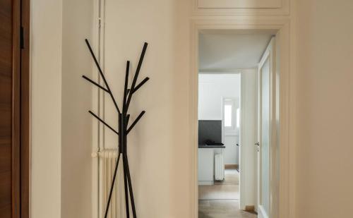 een kamer met een plant in de hoek van een kamer bij YestayHomes * Kolonaki * Tsakalof Street in Athene