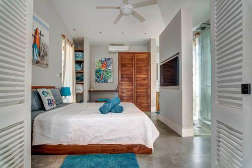 - une chambre avec un lit et un ventilateur de plafond dans l'établissement Villa Estrella in Playa Venao, à Playa Venao