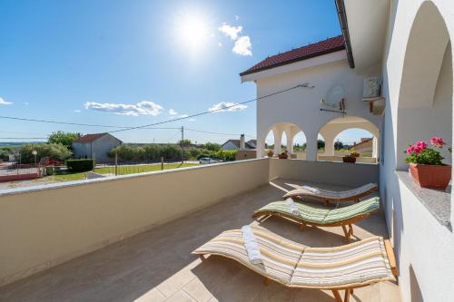 Ema's Olive Garden Apt 2 -private parking, 10 min drive from sandy beach