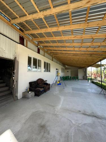 Habitación grande con sofás y mesas en un edificio en Береке en Chok-Tal