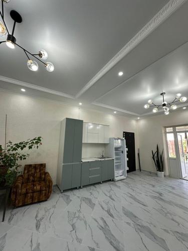 Duży pokój z kuchnią i salonem w obiekcie Береке w mieście Chok-Tal