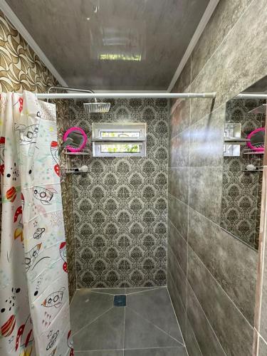 Chok-Tal的住宿－Береке，带淋浴和浴帘的浴室