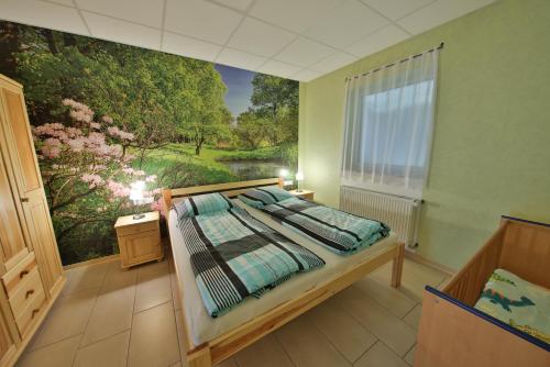 ein Schlafzimmer mit einem Bett und einem Gemälde an der Wand in der Unterkunft Barrierefreie 6 Personen Ferienwohnung im Landhausstil in Cochem