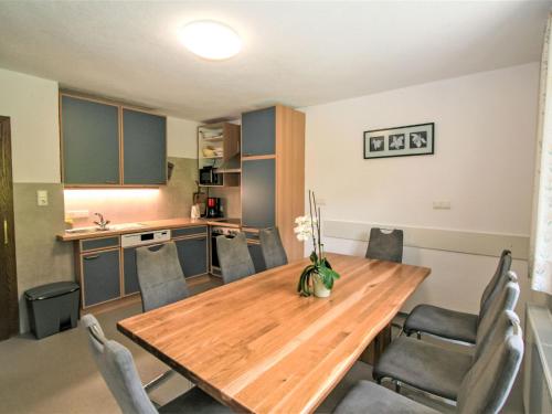 uma sala de jantar com uma mesa de madeira e cadeiras em Apartment Obernberg by Interhome em Obernberg am Brenner