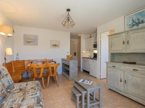 sala de estar con mesa y cocina en Apartment Le Yachting-2 by Interhome, en Royan