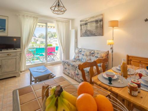- un salon avec une table et des fruits dans l'établissement Apartment Le Yachting-2 by Interhome, à Royan