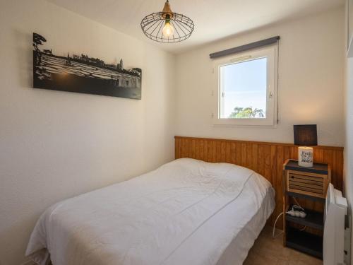 une chambre avec un lit et une fenêtre dans l'établissement Apartment Le Yachting-2 by Interhome, à Royan
