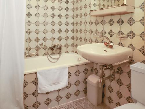 Un baño de Apartment Les Arsets 301-11 by Interhome