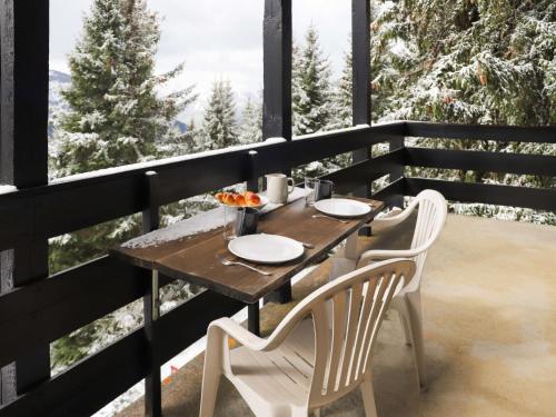Un balcón o terraza de Apartment Les Arsets 301-11 by Interhome