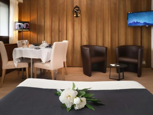 ヴィラール・シュル・オロンにあるApartment Gamat 30 by Interhomeのダイニングルーム(白いテーブル、椅子、テーブル、椅子付)