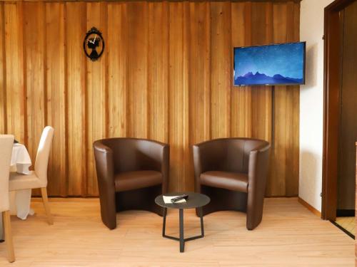 ヴィラール・シュル・オロンにあるApartment Gamat 30 by Interhomeの椅子2脚とテーブル1台