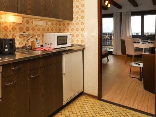Η κουζίνα ή μικρή κουζίνα στο Apartment Gamat 30 by Interhome