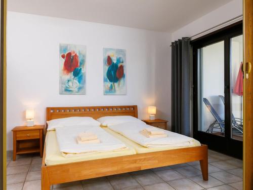 Postel nebo postele na pokoji v ubytování Apartment Residence Miralago - Utoring Apt- B12 by Interhome