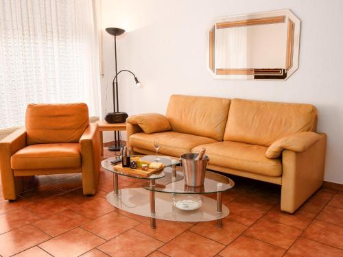 - un salon avec un canapé et une table dans l'établissement Apartment Teetied by Interhome, à Norddeich