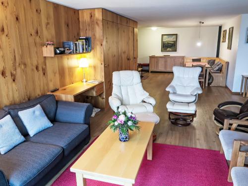 - un salon avec un canapé, des chaises et une table dans l'établissement Apartment Utoring Acletta-132 by Interhome, à Disentis