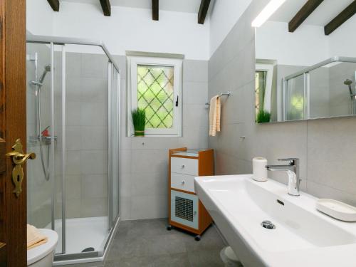 Koupelna v ubytování Apartment Residence Miralago - Utoring Apt- B15 by Interhome