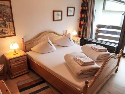- une chambre avec un lit et 2 oreillers dans l'établissement Apartment Utoring Acletta-138 by Interhome, à Disentis