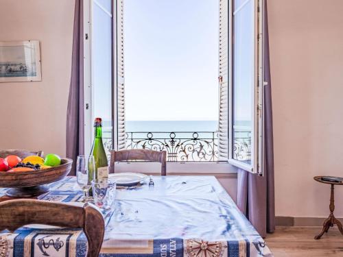 - une table à manger avec vue sur l'océan dans l'établissement Apartment Le Caneton-4 by Interhome, à Cabourg