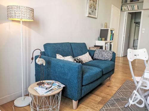 un salon avec un canapé bleu et une table dans l'établissement Studio L'Abri des Flots by Interhome, à Cancale