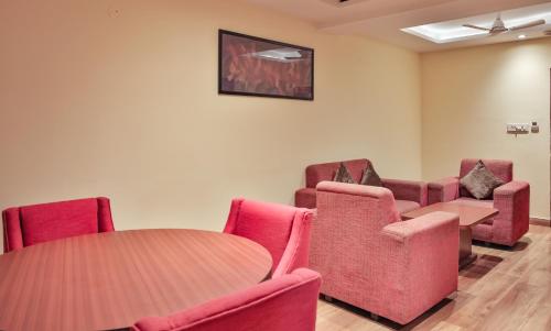 - une salle d'attente avec une table et des chaises dans l'établissement Hotel Cama, à Chandigarh