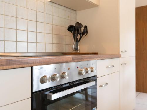 een keuken met een roestvrijstalen fornuis top oven bij Holiday Home Haus Annes by Interhome in Quiddelbach