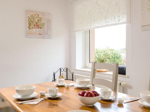 einen Esstisch mit einer Obstschale darauf in der Unterkunft Holiday Home Haus Annes by Interhome in Quiddelbach