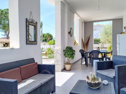 - un salon avec un canapé et des chaises dans l'établissement Holiday Home Brunella by Interhome, à Carlentini