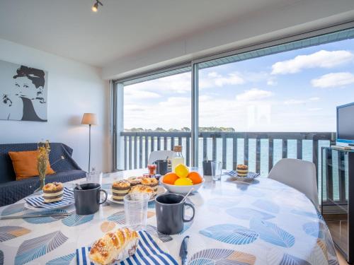 une salle à manger avec une table sur laquelle se trouve de la nourriture dans l'établissement Apartment Bellevue-1 by Interhome, à Saint-Pierre-Quiberon