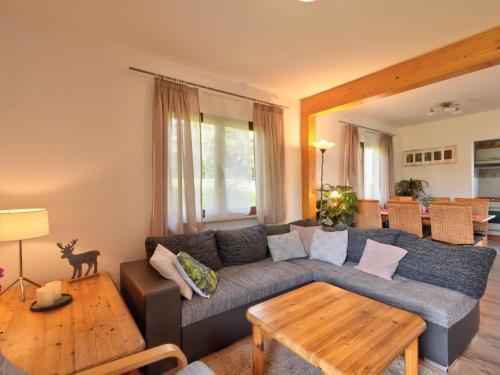 ein Wohnzimmer mit einem Sofa und einem Tisch in der Unterkunft Holiday Home Dorf 4- Haus 27 by Interhome in Kirchheim