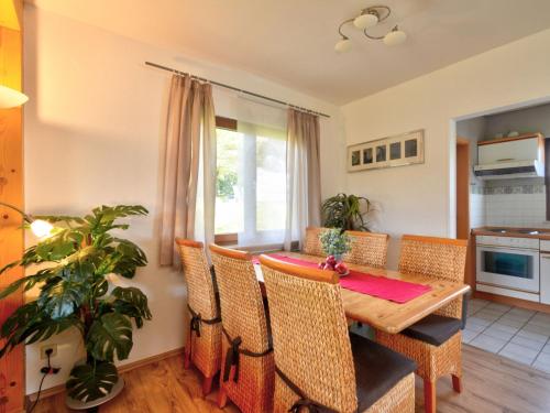 eine Küche und ein Esszimmer mit einem Tisch und Stühlen in der Unterkunft Holiday Home Dorf 4- Haus 27 by Interhome in Kirchheim