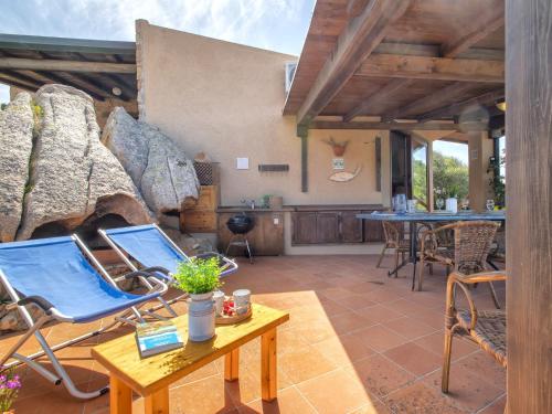 patio con mesa y sillas y cocina en Holiday Home Il Muto by Interhome, en Li Valcaggi