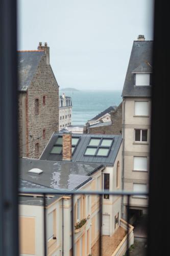 Elle offre une vue sur les bâtiments et l'océan depuis sa fenêtre. dans l'établissement Apartment L'Anse by Interhome, à Dinard