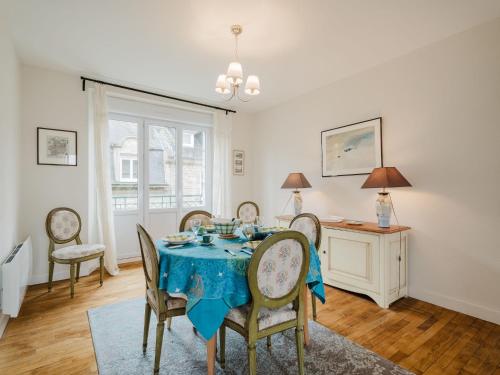 une salle à manger avec une table et des chaises dans l'établissement Apartment L'Anse by Interhome, à Dinard