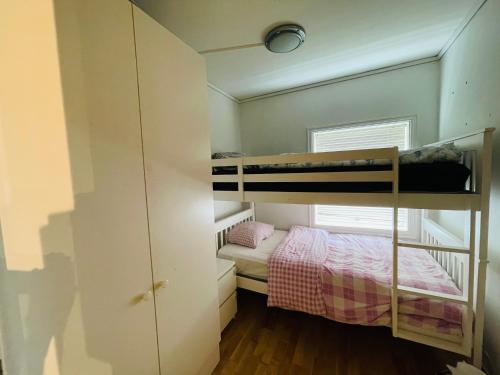 Двухъярусная кровать или двухъярусные кровати в номере Entire Apartment-3rom /Free Parking