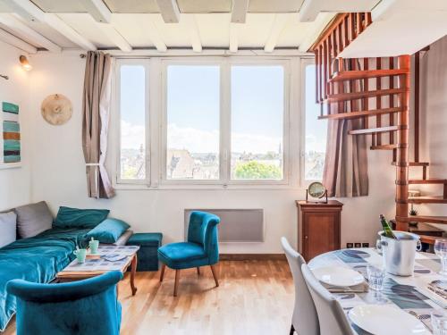 un salon avec un canapé, une table et des chaises dans l'établissement Apartment Marie Antoinette-2 by Interhome, à Cabourg