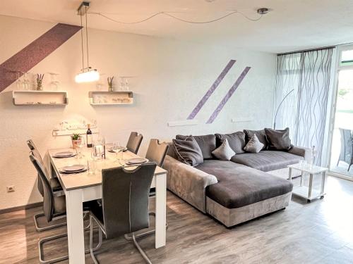 een woonkamer met een bank en een tafel bij Apartment Flieder - F 96 by Interhome in Dittishausen