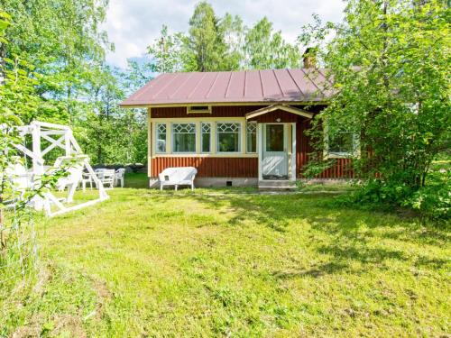 une petite maison avec un toit rouge et une cour dans l'établissement Holiday Home Piennarpää by Interhome, à Kalmari