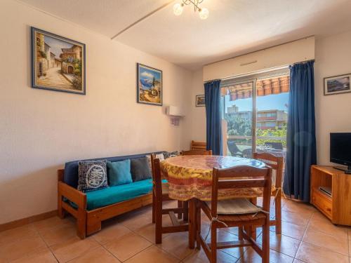 un salon avec une table et un canapé dans l'établissement Apartment L'Amirauté by Interhome, à Bormes-les-Mimosas