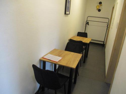 a classroom with two tables and chairs and a chalkboard at PARSBERGER STADTWOHNUNG 2 in Parsberg