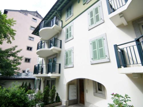 - un bâtiment blanc avec des fenêtres et des balcons dans l'établissement Apartment Les Jardins de l'Astoria by Interhome, à Chamonix-Mont-Blanc