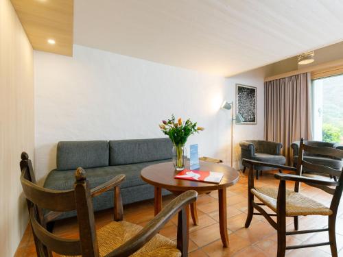Posezení v ubytování Apartment Villaggio Sureggio A2 mit TicinoTicket by Interhome