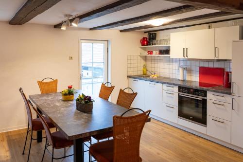 eine Küche mit einem Esstisch und Stühlen in der Unterkunft Waldhof-Iphofen in Iphofen