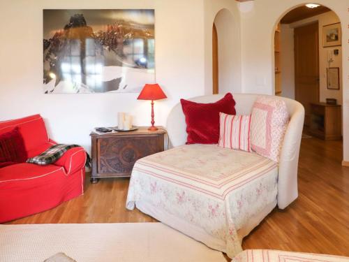 Apartment Marie-Soleil Est by Interhome في غشتاد: غرفة معيشة مع كرسي وطاولة