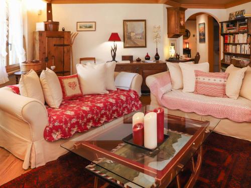 - un salon avec un canapé et deux chaises dans l'établissement Apartment Marie-Soleil Sud by Interhome, à Gstaad
