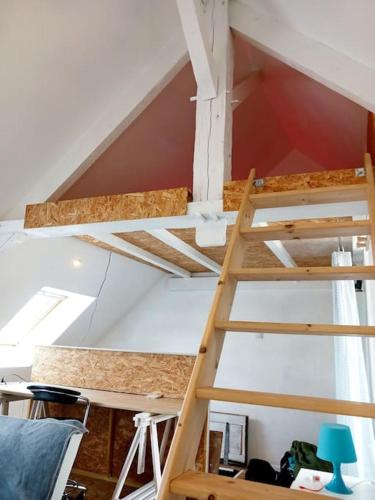 Cette chambre dispose d'un lit en mezzanine. dans l'établissement Sea food and Beach Le grand Cherbourg, à Cherbourg en Cotentin