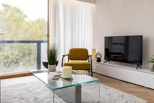 Modern, Luxury 2-Bed Home with Private Balcony tesisinde bir televizyon ve/veya eğlence merkezi