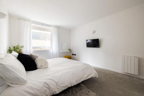 Lova arba lovos apgyvendinimo įstaigoje Modern, Luxury 2-Bed Home with Private Balcony